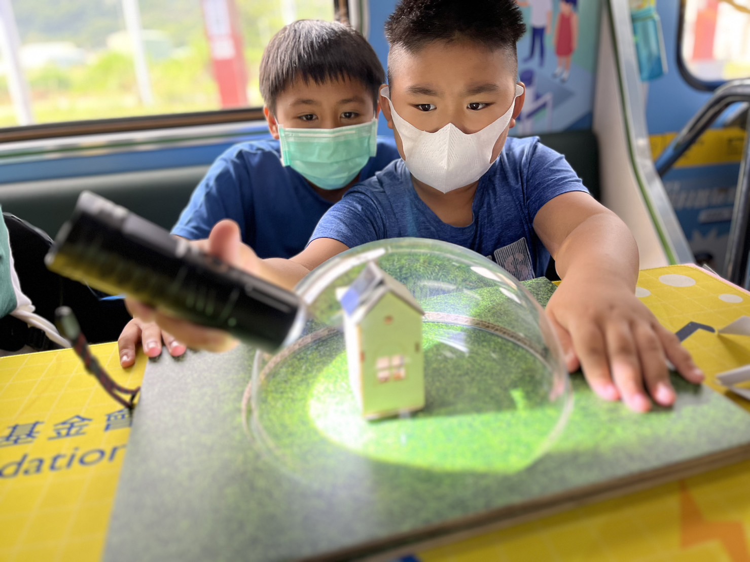 PA视讯參與基礎科學主題車廂，以STEAM教學精神，設計「逐日科學家」、「太陽能工程師」以及「淨零建築師」三大能源科普課程和實驗