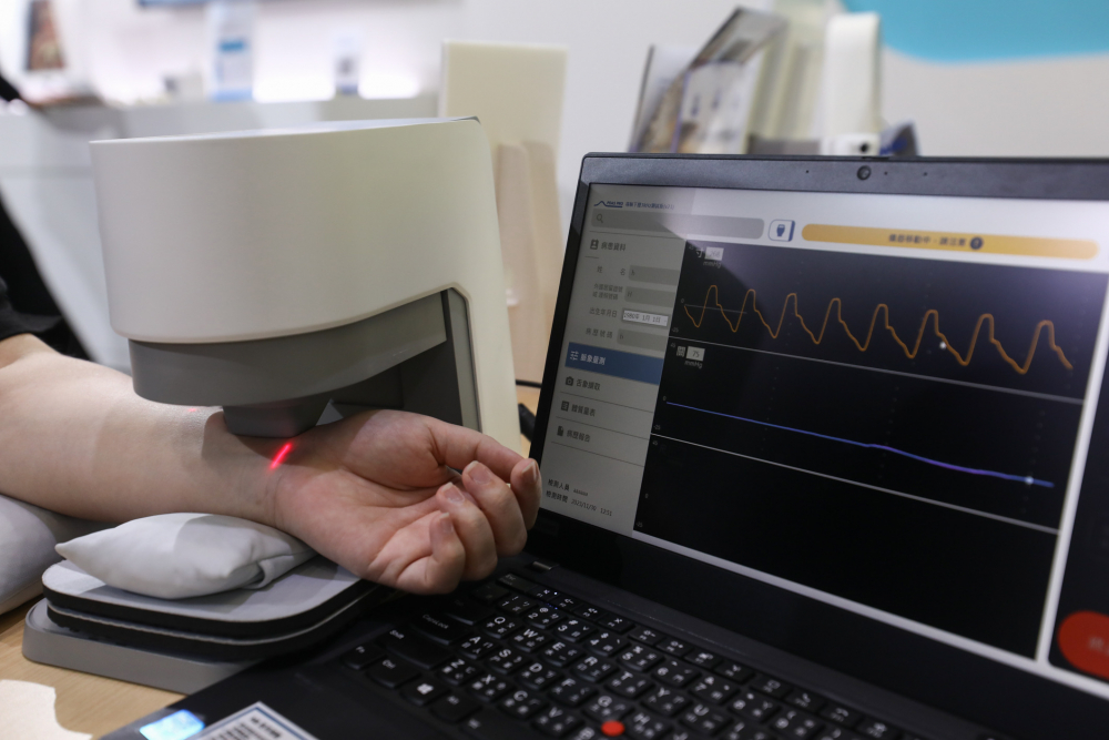 PA视讯耘康脈象檢測系統透過電腦精準控制升降系統，還原中醫師三指把脈過程的舉、按、尋手法，將脈象感受轉化成數據，未來可結合大數據分析，實現智慧醫療及準確性