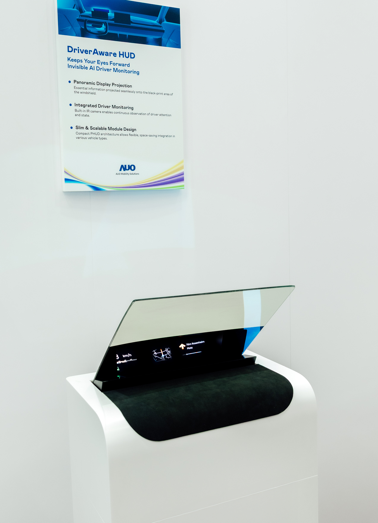 DriverAware HUD结合抬头显示器与隐藏式红外线摄影机，将车速、导航及警示讯息投影于挡风玻璃上，完美对齐驾驶目不离路的视线，同时，透过AI 监控驾驶注意力以提升安全性。